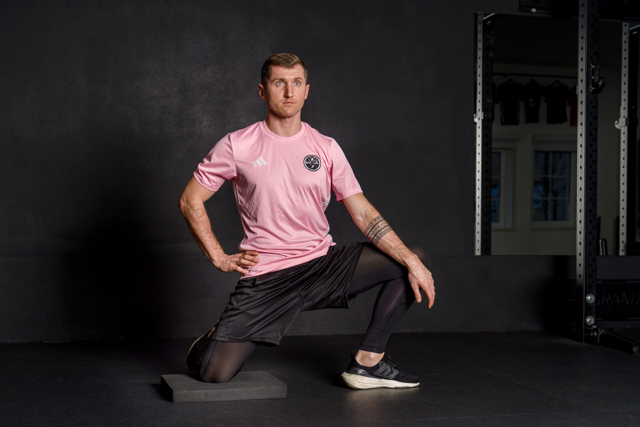 Meżczyzna pokazujące ćwiczenie rozciągajace